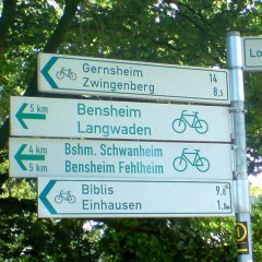 Mehrere Radwegschilder