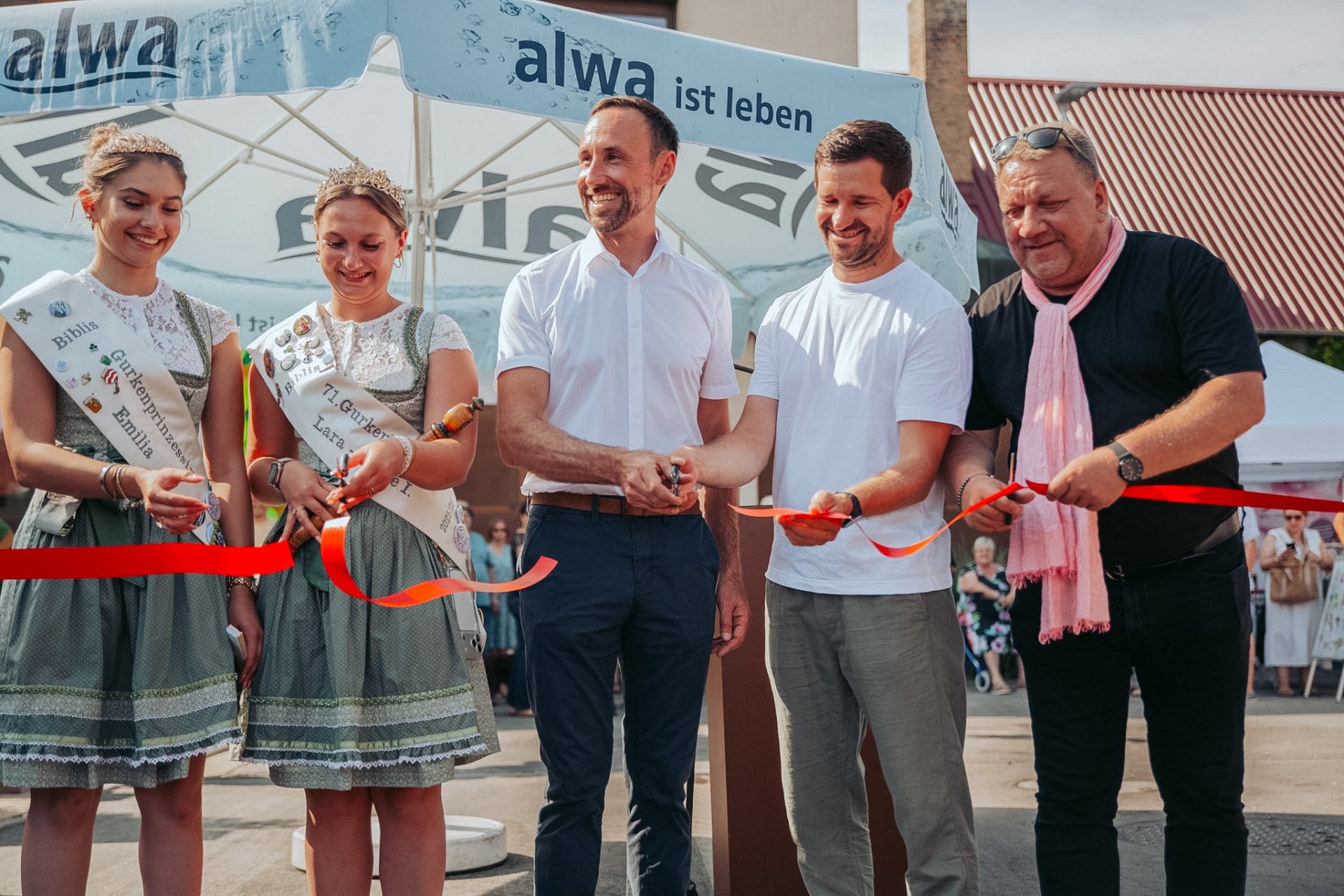 Marktplatz Opening Rotes Band wird durchgeschnitten