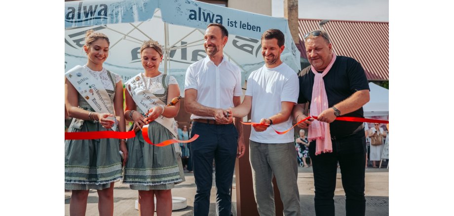 Marktplatz Opening Rotes Band wird durchgeschnitten