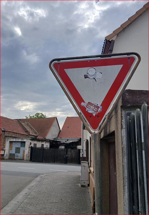 Verkehrsschild mit Aufklebern