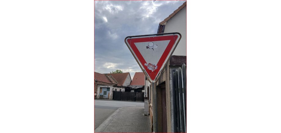 Verkehrsschild mit Aufklebern