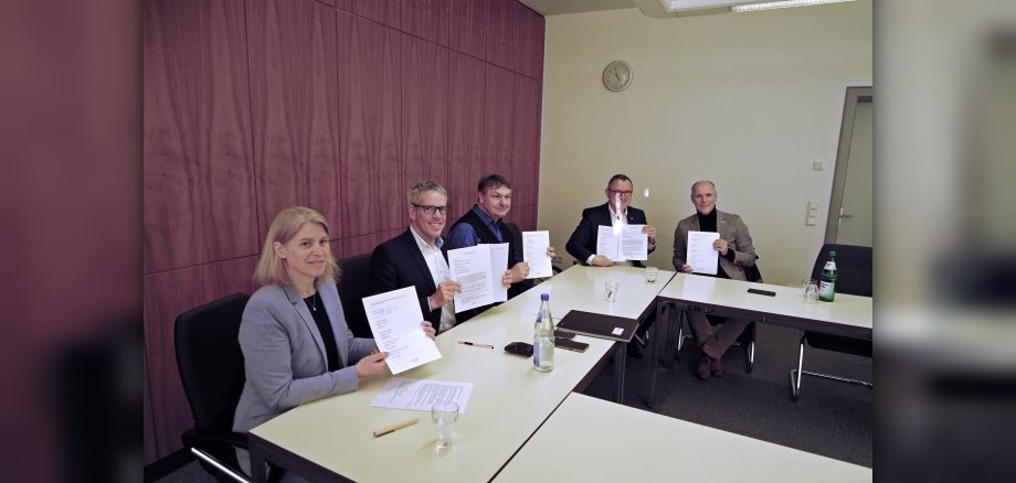 Unterzeichnung der Absichtserklärung im Landratsamt mit den fünf Parteien: Landrat Christian Engelhardt (2.v.l.) für den Kreis Bergstraße mit Dagmar Cohrs, stellvertretende Geschäftsführerin für die Wirtschaftsregion Bergstraße GmbH, Bürgermeister Volker Scheib für die Gemeinde Biblis, Geschäftsführer Dr. Rainer Waldschmidt für die Hessen Trade & Invest GmbH und der Leiter der Rückbauanlagen Biblis Ralf Stüwe für die RWE Nuclear GmbH (v.l.n.r.).